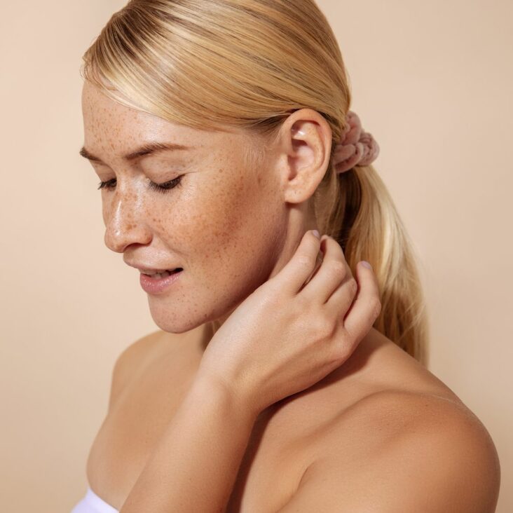 ¿te molesta el acné en el cuello? estos son los consejos de expertos que necesitas para lidiar con eso