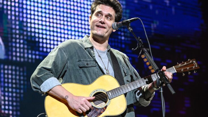 a john mayer le gusta tocar la guitarra desnudo después del sexo ‘con un poco de tripa colgando’