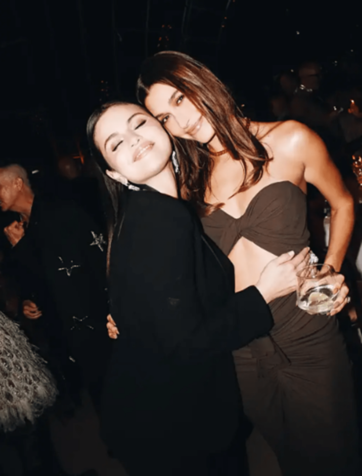 al ser consultada sobre las imágenes virales de ella y hailey bieber en el evento