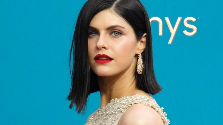 alexandra daddario sigue viviendo su mejor vida de ‘loto blanco’ en fotos de vacaciones desnuda: vea las fotos