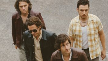 inhaler revela que arctic monkeys llevan una barra portátil de gira