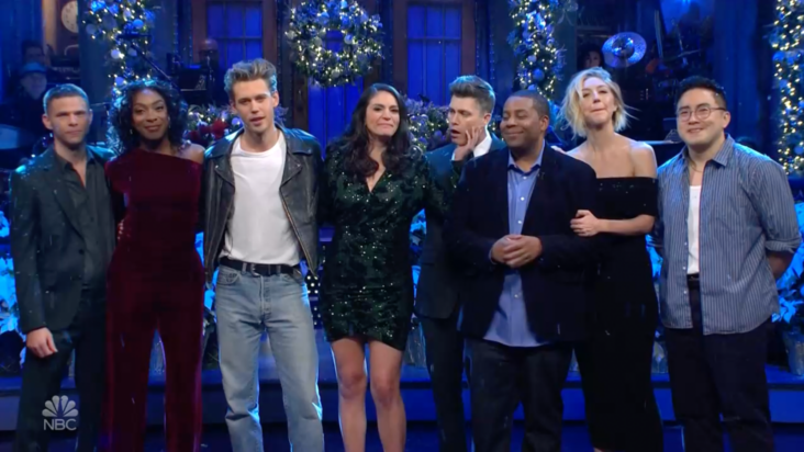 austin butler y el elenco de snl le dan una serenata a cecily strong con ‘blue christmas’ de elvis