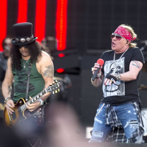 axl rose de guns n’ roses promete acabar con la tradición de lanzar micrófonos