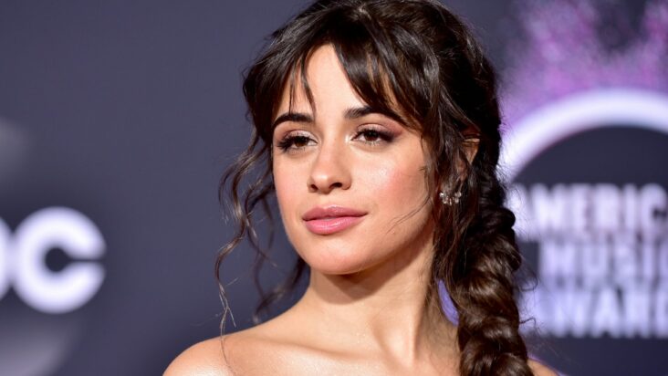 camila cabello acaba de debutar con un corte de lobo rubio miel con flequillo de cortina: vea las fotos