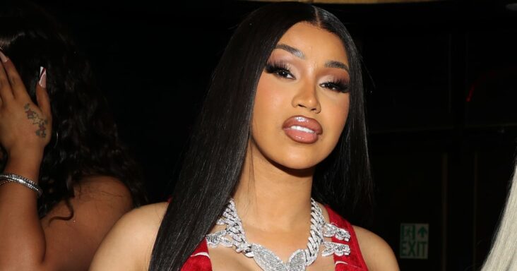 cardi b’s habla sobre quitarse las inyecciones en el trasero