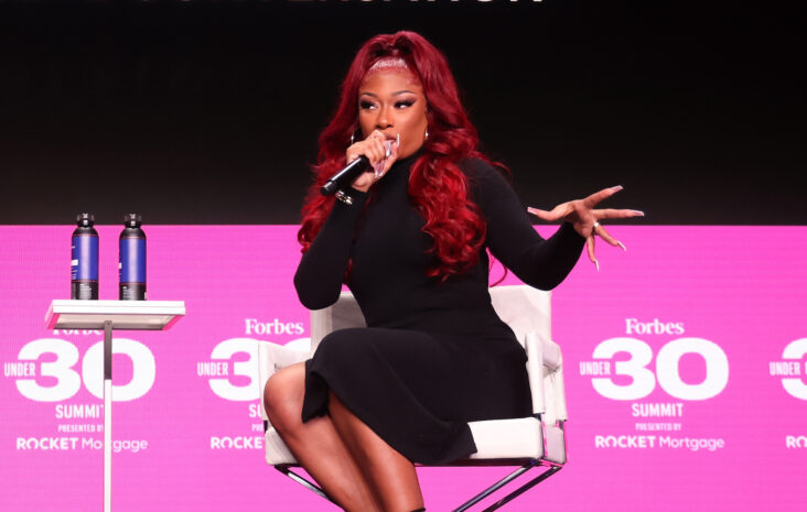 el juez dictamina que la demanda de megan thee stallion contra su sello discográfico puede ir a juicio