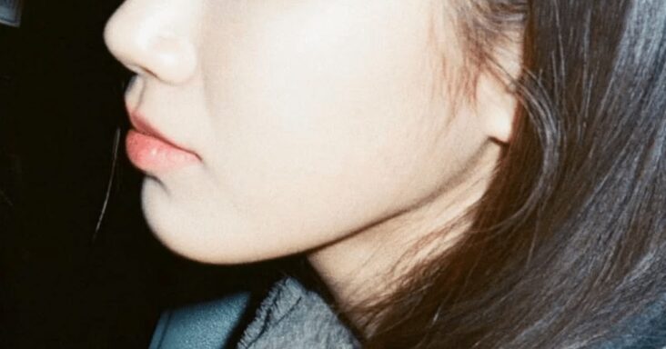 esta misteriosa foto de perfil lateral de un ídolo del k-pop tiene a todos los fanáticos confundidos