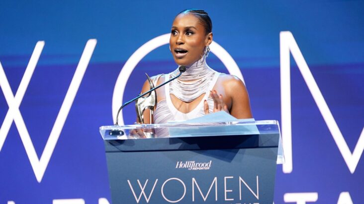 issa rae comparte cómo el miedo personal inspiró su trabajo amplificando las voces subrepresentadas en la gala de mujeres en el entretenimiento de the hollywood reporter