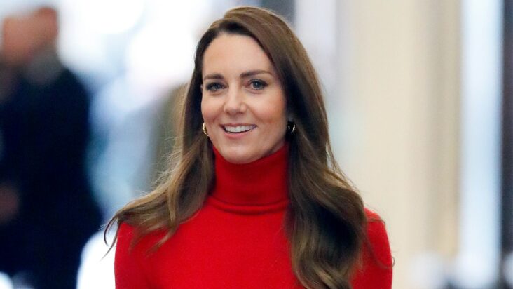 kate middleton apuesta por las prendas de punto festivas: mira su look de cárdigan con lentejuelas