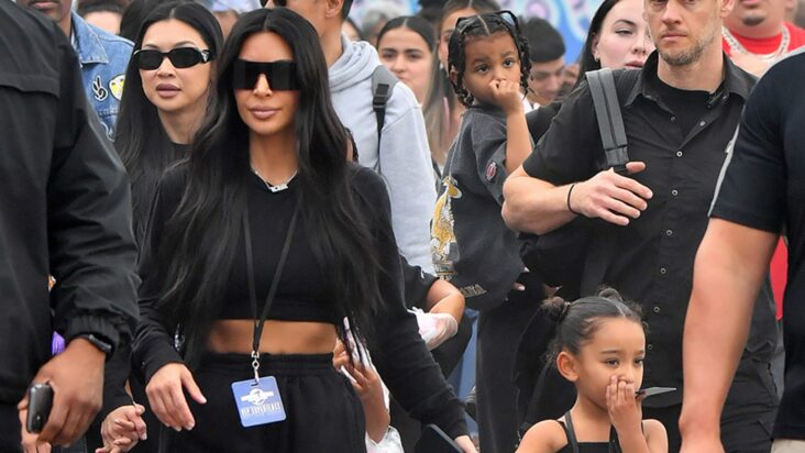 kim kardashian invita a los niños a universal studios después de llorar por la paternidad compartida