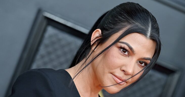 kourtney kardashian barker coordina manicura francesa cromada con su hija