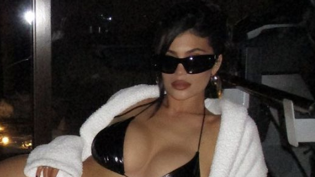 kylie jenner recreó el look de bikini y botas de kendall: vea las fotos