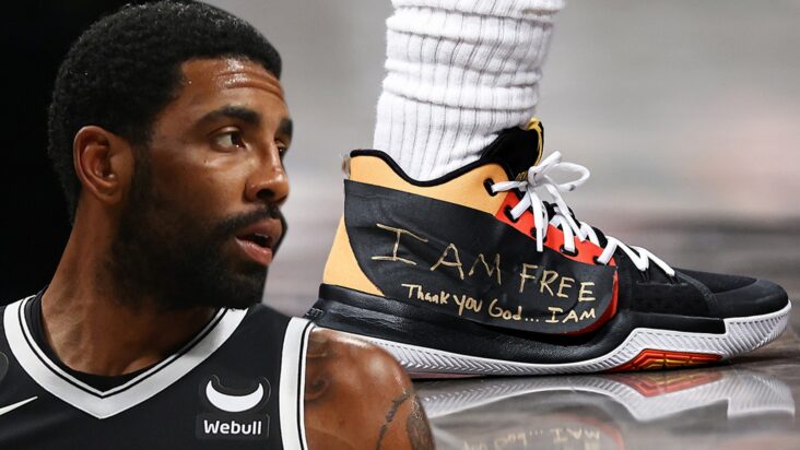 kyrie irving cubre el logotipo de las zapatillas nike con la pegatina ‘i am free’ después de separarse de la marca