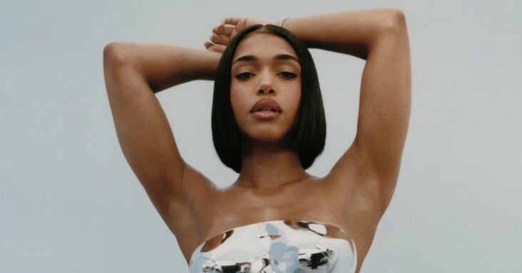 la coraza de metal de lori harvey parece estar flotando sobre su pecho