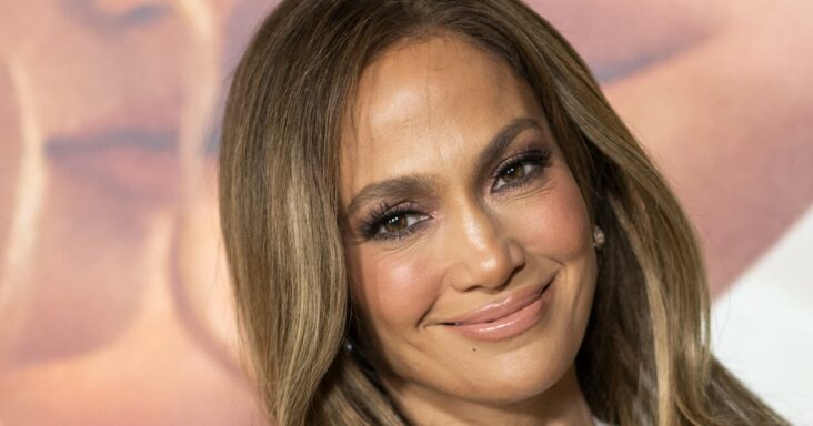 la manicura francesa navideña de jennifer lopez es festiva pero elevada