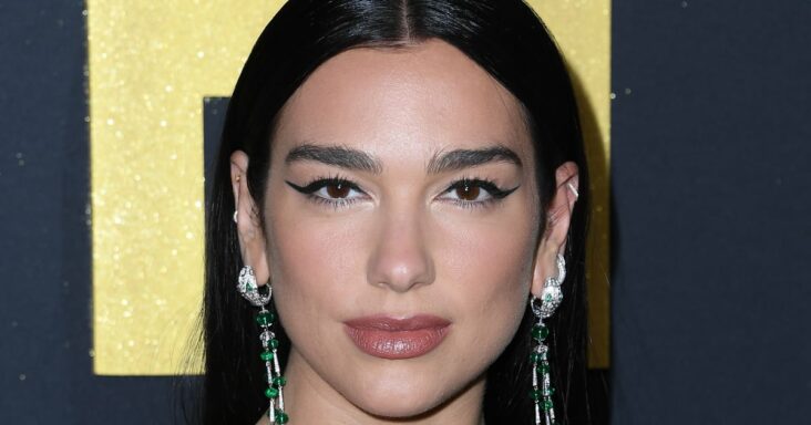 las uñas de dua lipa están donde están "glamour negro" y las vacaciones se encuentran