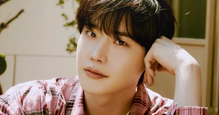 los internautas especulan que el discurso de aceptación de lee jong suk en los «2022 mbc drama awards» es una confesión de amor — la agencia responde