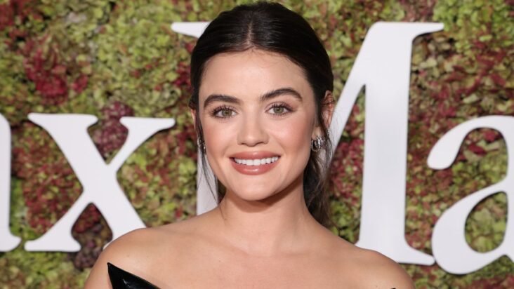 lucy hale acaba de presentar la versión más elegante del corte de lobo: vea las fotos