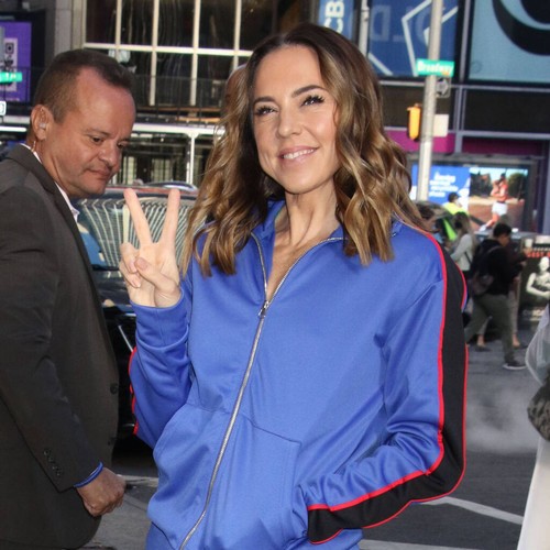 mel c se retira de la actuación de nochevieja en polonia