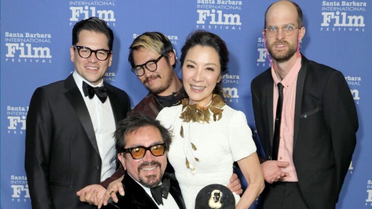 michelle yeoh acepta el premio kirk douglas del santa barbara film fest: «no puedes dejar que el miedo te detenga»