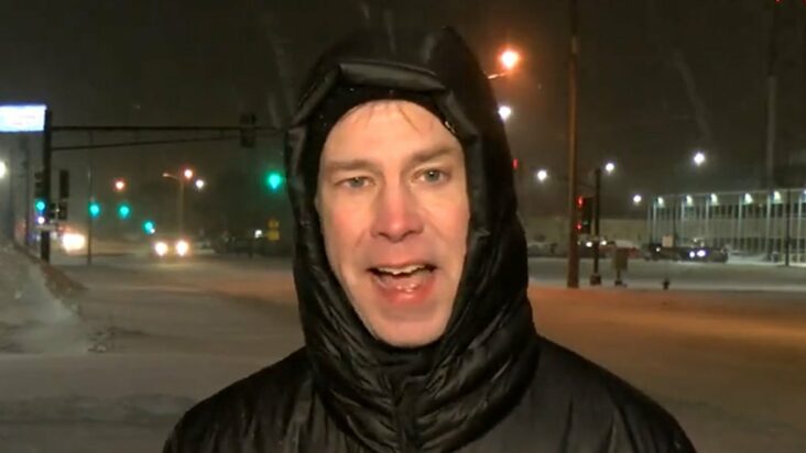 reportero de iowa tv ofrece informe meteorológico sarcástico en tormenta de nieve