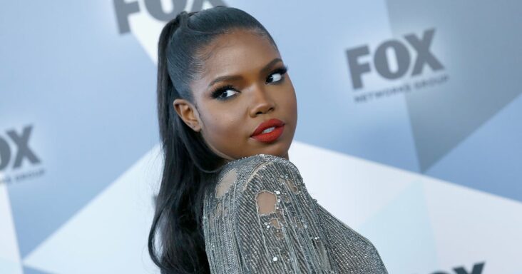 ryan destiny habla sobre las tendencias de la moda de invierno y los íconos del estilo de los 90