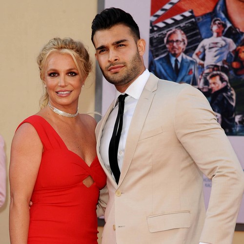 sam asghari asegura a los fans que britney spears es una ‘mujer libre’