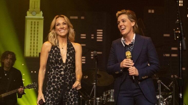 sheryl crow recibe sus flores en ‘acl’