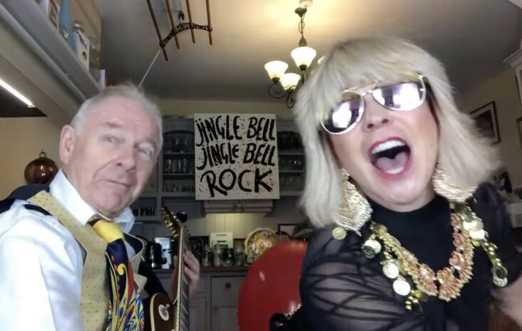 toyah willcox y robert fripp versionan ‘jingle bell rock’ para la edición navideña de ‘sunday lunch’