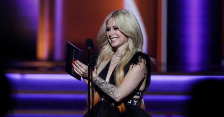 tu guía de los más de 25 tatuajes de avril lavigne y sus significados