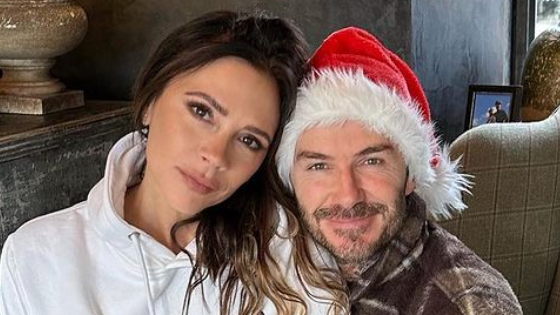 victoria beckham usó una sudadera con capucha y jeans de ‘todo lo que quiero para navidad es david beckham’: vea las fotos