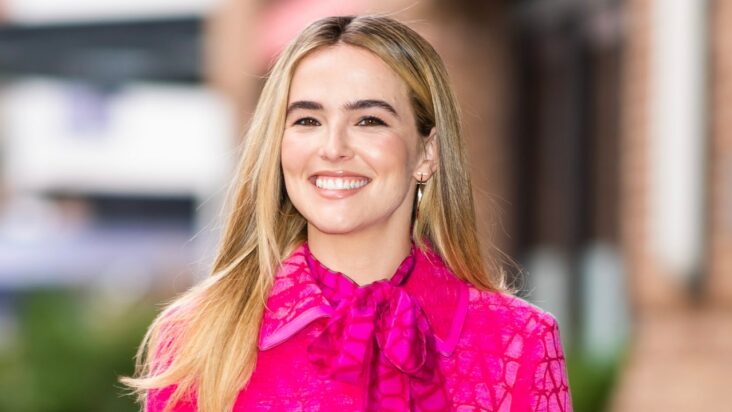 zoey deutch acaba de usar el traje de barbie de mis sueños