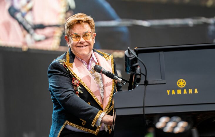 ¿elton john para glastonbury? los fanáticos especulan después de que se burla de «una cita final»