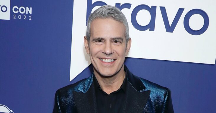 andy cohen bromea sobre la víspera de año nuevo sobrio durante la transmisión de cnn