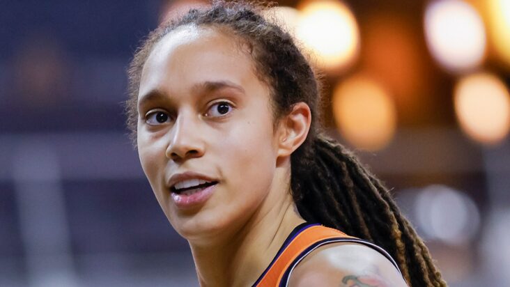 brittney griner sorprende a la multitud en la marcha del día de mlk en phoenix