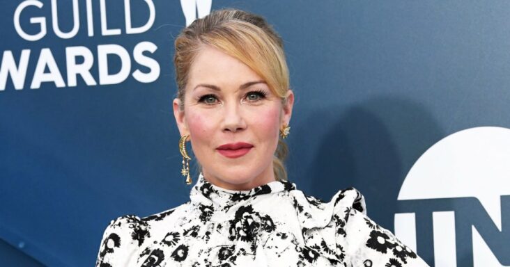 christina applegate asiste en medio de la batalla contra la em