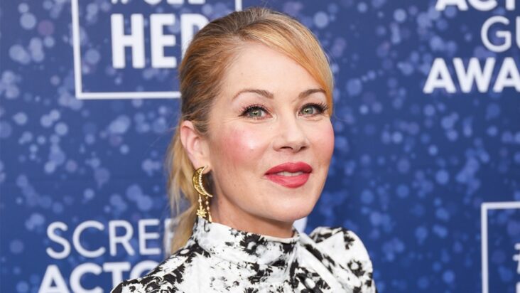 christina applegate asistirá a los critics choice awards por primera vez desde su diagnóstico de esclerosis múltiple