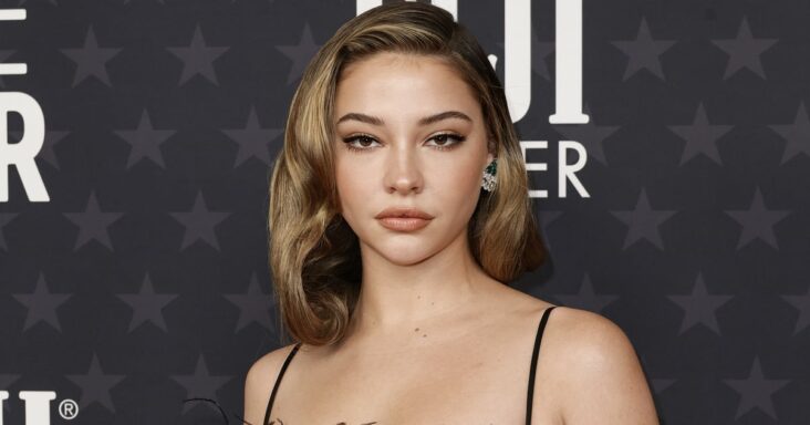 el maquillaje de los critics’ choice awards de madelyn cline presenta un producto viral de $ 14