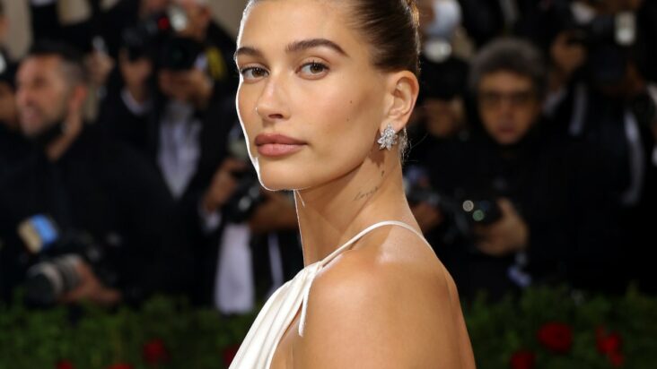 el minivestido negro de hailey bieber demuestra que la tendencia pura no irá a ninguna parte en 2023: vea las fotos