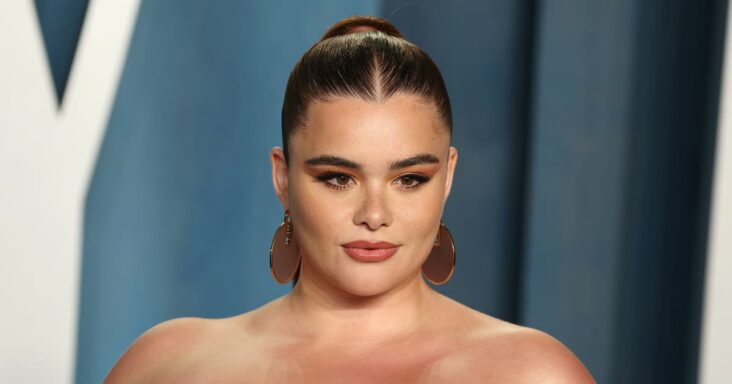 el traje de baño recortado de barbie ferreira tiene una conexión sutil con "euforia"