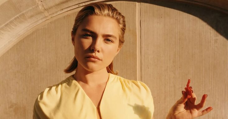 el vestido escotado de florence pugh tiene cortes dramáticos en la cintura y el pecho