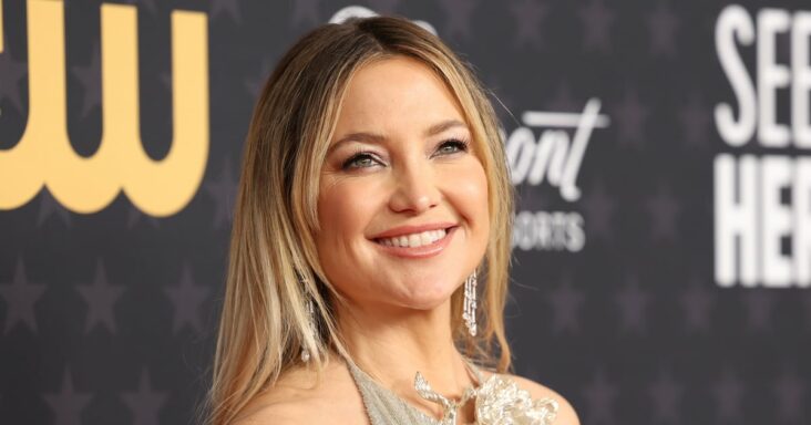 el vestido sin espalda de kate hudson está goteando en flecos brillantes en los critics ‘choice awards