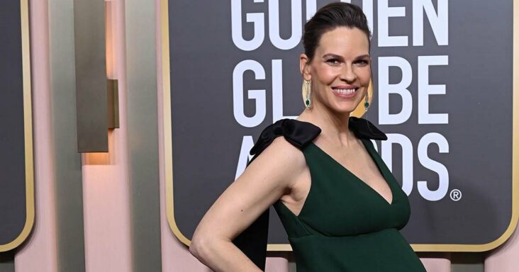 embarazada hilary swank camina alfombra roja