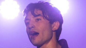 ezra miller acepta un acuerdo de culpabilidad y evita la cárcel por cargos de allanamiento de morada