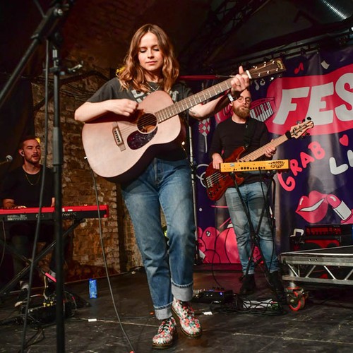 gabrielle aplin debe su carrera a la portada de the power of love