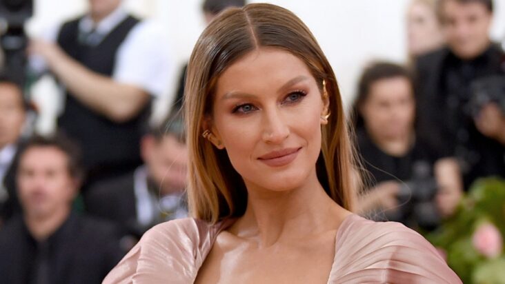 gisele bündchen posa en topless en el primer concierto de modelaje posterior al divorcio de tom brady: vea el video