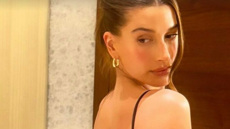 hailey bieber usó un vestido de tanga expuesto con un recorte masivo de abdominales en la víspera de año nuevo: vea las fotos