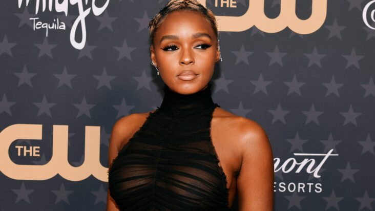 janelle monae llama la atención en los critics choice awards con un vestido transparente