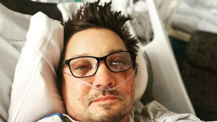 jeremy renner comparte foto de lesiones tras accidente con quitanieves