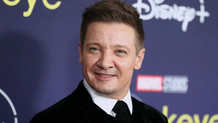 jeremy renner comparte la primera actualización de video del hospital luego del accidente con quitanieves de año nuevo